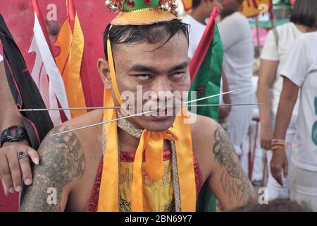 Une procession pendant le Festival végétarien (Festival des neuf dieux de l'empereur) dans la ville de Phuket, Thaïlande Banque D'Images