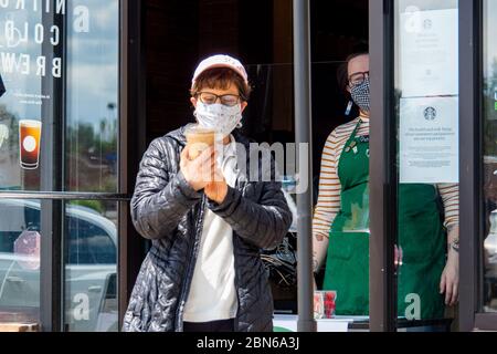 Cincinnati, États-Unis. 12 mai 2020. Cincinnati, Ohio. 12 2020 mai : une cliente de Starbucks vérifie sa commande alors que les entreprises de l'Ohio rouvrent à la suite de la pandémie du coronavirus COVID-19, le mardi 12 mai 2020, à Cincinnati. (Photo de IOS/Espa-Images) crédit: Agence européenne de photo sportive/Alamy Live News Banque D'Images