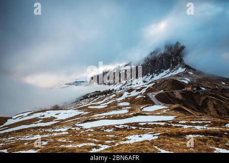 Une matinée nuageux à Passo Sella, Selva di Val Gardena, Trento, Bolzano, Trentin-Haut-Adige, Italie, Europe du Sud Banque D'Images