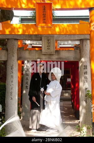 Japon : une mariée et un marié au sanctuaire de Kushida (Kushida-jinja), Hakata, Fukuoka, Kyushu. Kushida-jinja est un sanctuaire shinto dédié à Amaterasu, le Banque D'Images