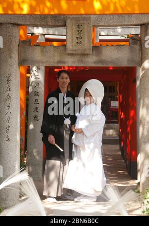 Japon : une mariée et un marié au sanctuaire de Kushida (Kushida-jinja), Hakata, Fukuoka, Kyushu. Kushida-jinja est un sanctuaire shinto dédié à Amaterasu, le Banque D'Images