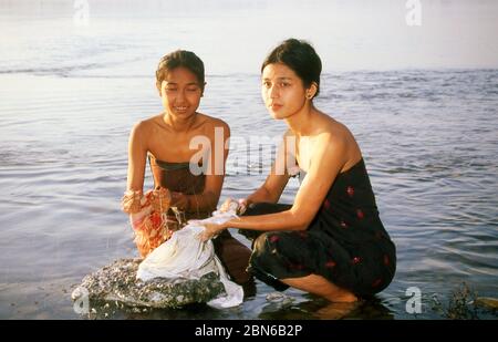 Birmanie / Myanmar: Femmes birmanes lavant des vêtements dans la rivière Ayeyarwady (Irrawaddy), Myitkyina, Etat de Kachin (1998). La rivière Irrawaddy ou Ayeyarwady Banque D'Images