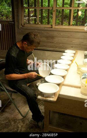 Japon: Imari ware artisan à Gen-emon Kiln, Arita, Kyushu. Le four Gen-emon d'Arita a été créé pour la première fois en 1753 et a tout au long de sa longue histoire pr Banque D'Images