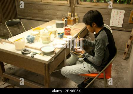 Japon: Imari ware artisan à Gen-emon Kiln, Arita, Kyushu. Le four Gen-emon d'Arita a été créé pour la première fois en 1753 et a tout au long de sa longue histoire pr Banque D'Images