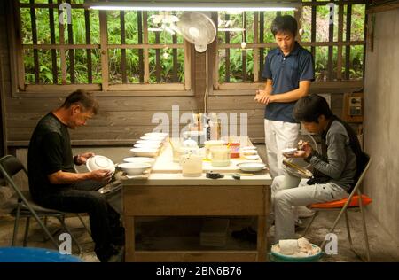 Japon: Imari ware artisan à Gen-emon Kiln, Arita, Kyushu. Le four Gen-emon d'Arita a été créé pour la première fois en 1753 et a tout au long de sa longue histoire pr Banque D'Images