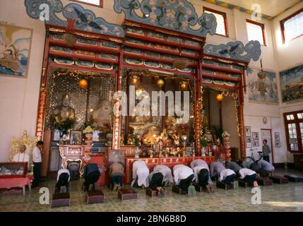 Birmanie / Myanmar: Prostrating au temple bouddhiste chinois Chan Tak, Pyin U Lwin (Maymyo), région de Mandalay. Le pyin U Lwin (Maymyo) a commencé comme militaire Banque D'Images