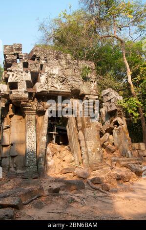 Cambodge: La gopura occidentale (entrée) au temple khmer du début du XIe siècle, Chau Srei Vibol (également connu sous le nom de Wat Trak), près d'Angkor. L'unres Banque D'Images