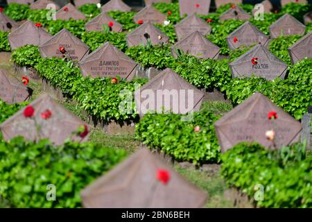 Potsdam, Allemagne. 12 mai 2020. Le mémorial du cimetière d'honneur soviétique sur la Bassinplatz. Environ 400 tombes et un obélisque décoré de figures de bronze commémorent les soldats tombés de l'armée soviétique pendant la bataille de Berlin. Les soldats de l'Armée rouge qui se tiennent sur le piédestal du monument en grès et en granit représentent les quatre branches de l'armée par un soldat de garde, un pilote de char, un fantassin naval et un pilote. Le cimetière d'honneur est sous protection monumentale depuis 1987. Credit: Soeren Stache/dpa-Zentralbild/ZB/dpa/Alay Live News Banque D'Images