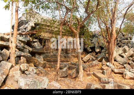 Cambodge: Partie de la gopura orientale au temple khmer du début du XIe siècle, Chau Srei Vibol (également connu sous le nom de Wat Trak), près d'Angkor. Le déou Banque D'Images