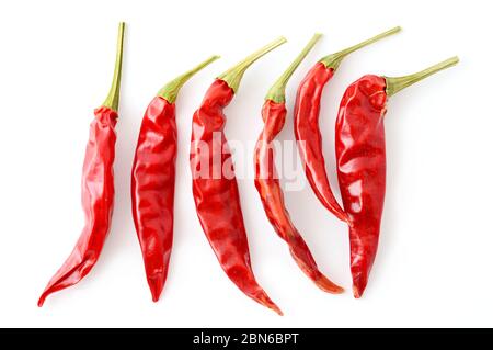 Vue de dessus des poivrons rouges chauds séchés disposés en rangée sur fond blanc. Banque D'Images