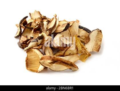 Tas de champignons de forêt en tranches séchées sur fond blanc. Banque D'Images