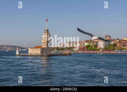 Istanbul, Turquie - l'un des monuments les plus reconnaissables d'Istanbul, la Tour de la jeune fille se trouve au milieu de Bosporus, juste en face d'Üsküdar Banque D'Images