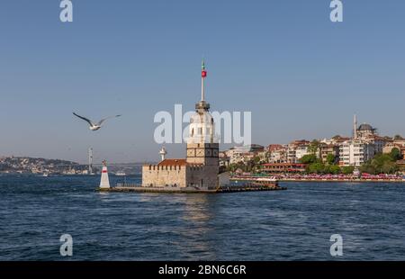 Istanbul, Turquie - l'un des monuments les plus reconnaissables d'Istanbul, la Tour de la jeune fille se trouve au milieu de Bosporus, juste en face d'Üsküdar Banque D'Images