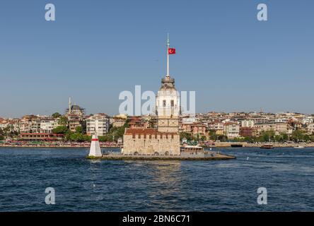 Istanbul, Turquie - l'un des monuments les plus reconnaissables d'Istanbul, la Tour de la jeune fille se trouve au milieu de Bosporus, juste en face d'Üsküdar Banque D'Images