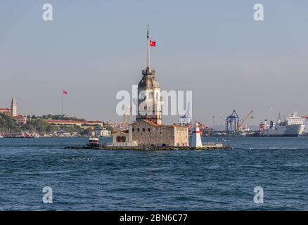 Istanbul, Turquie - l'un des monuments les plus reconnaissables d'Istanbul, la Tour de la jeune fille se trouve au milieu de Bosporus, juste en face d'Üsküdar Banque D'Images