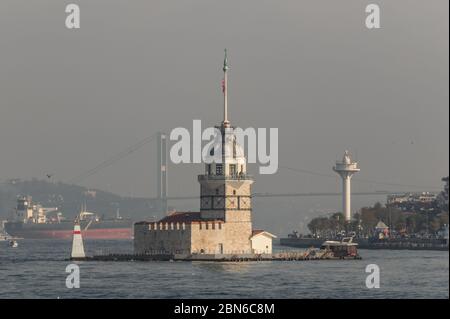 Istanbul, Turquie - l'un des monuments les plus reconnaissables d'Istanbul, la Tour de la jeune fille se trouve au milieu de Bosporus, juste en face d'Üsküdar Banque D'Images