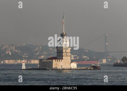 Istanbul, Turquie - l'un des monuments les plus reconnaissables d'Istanbul, la Tour de la jeune fille se trouve au milieu de Bosporus, juste en face d'Üsküdar Banque D'Images