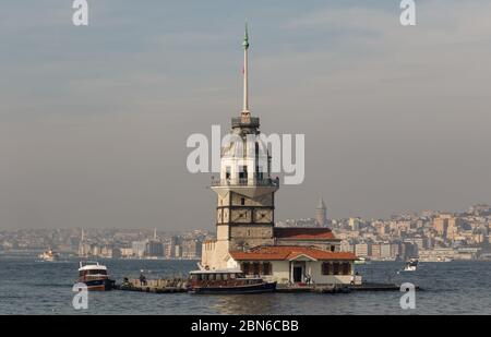 Istanbul, Turquie - l'un des monuments les plus reconnaissables d'Istanbul, la Tour de la jeune fille se trouve au milieu de Bosporus, juste en face d'Üsküdar Banque D'Images