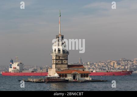 Istanbul, Turquie - l'un des monuments les plus reconnaissables d'Istanbul, la Tour de la jeune fille se trouve au milieu de Bosporus, juste en face d'Üsküdar Banque D'Images