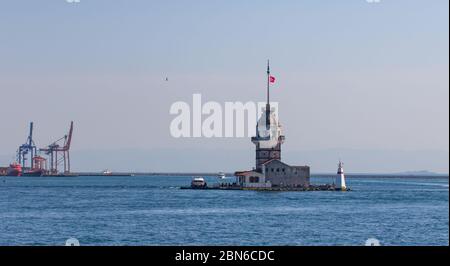 Istanbul, Turquie - l'un des monuments les plus reconnaissables d'Istanbul, la Tour de la jeune fille se trouve au milieu de Bosporus, juste en face d'Üsküdar Banque D'Images