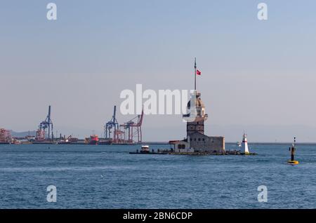 Istanbul, Turquie - l'un des monuments les plus reconnaissables d'Istanbul, la Tour de la jeune fille se trouve au milieu de Bosporus, juste en face d'Üsküdar Banque D'Images