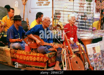 Thaïlande: Un groupe de musiciens thaïlandais traditionnels connu sous le nom de wong khrueang sai (ensemble à cordes) divertit le grand public au célèbre Sun de Chiang Mai Banque D'Images