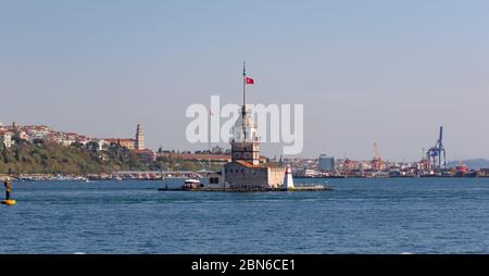 Istanbul, Turquie - l'un des monuments les plus reconnaissables d'Istanbul, la Tour de la jeune fille se trouve au milieu de Bosporus, juste en face d'Üsküdar Banque D'Images