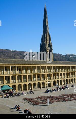 Attraction historique Piece Hall Courtyard (piazza ensoleillée, visiteurs assis reposant, colonnades, église) - Halifax, West Yorkshire, Angleterre Banque D'Images