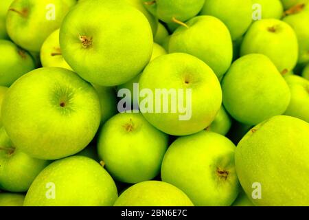 pommes vertes granny smith sur le fond ou la texture du marché Banque D'Images