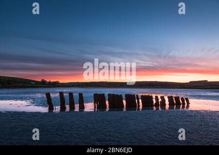 Vue sur la ville, Cork, Irlande. 13 mai 2020.Dawn sur la plage pittoresque à Harbour View dans le comté de Cork. Avec des restrictions de voyage en place en raison de Covid-19, les plages de tout le pays ont été temporairement fermées Credit; David Creedon / Alamy Live News Banque D'Images