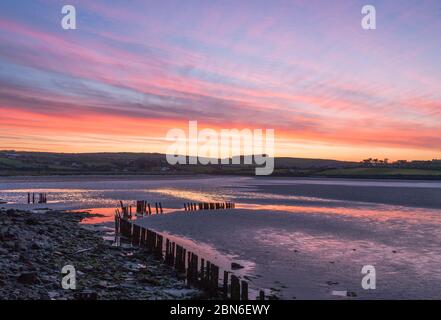 Vue sur la ville, Cork, Irlande. 13 mai 2020.Dawn sur la plage pittoresque à Harbour View dans le comté de Cork. Avec des restrictions de voyage en place en raison de Covid-19, les plages de tout le pays ont été temporairement fermées Credit; David Creedon / Alamy Live News Banque D'Images