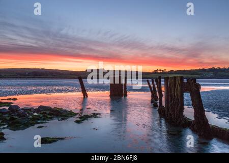 Vue sur la ville, Cork, Irlande. 13 mai 2020.Dawn sur la plage pittoresque à Harbour View dans le comté de Cork. Avec des restrictions de voyage en place en raison de Covid-19, les plages de tout le pays ont été temporairement fermées Credit; David Creedon / Alamy Live News Banque D'Images