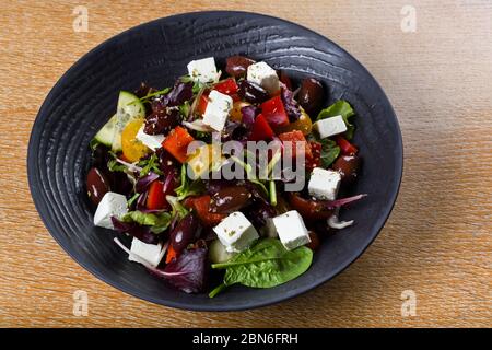 La salade grecque ou la salade horiatiki est une salade de cuisine grecque. La salade grecque est faite avec des morceaux de tomates, des tranches de concombres, de l'oignon, du fromage feta et de l'oli Banque D'Images