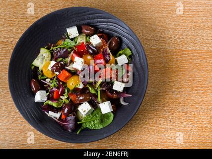 La salade grecque ou la salade horiatiki est une salade de cuisine grecque. La salade grecque est faite avec des morceaux de tomates, des tranches de concombres, de l'oignon, du fromage feta et de l'oli Banque D'Images