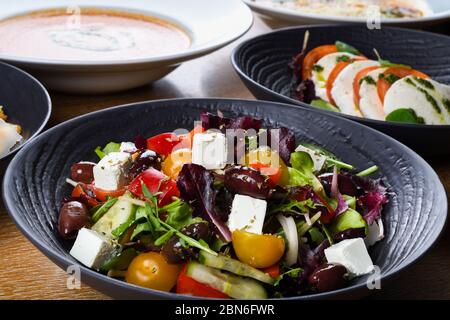 La salade grecque ou la salade horiatiki est une salade de cuisine grecque. La salade grecque est faite avec des morceaux de tomates, des tranches de concombres, de l'oignon, du fromage feta et de l'oli Banque D'Images