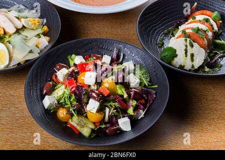 La salade grecque ou la salade horiatiki est une salade de cuisine grecque. La salade grecque est faite avec des morceaux de tomates, des tranches de concombres, de l'oignon, du fromage feta et de l'oli Banque D'Images