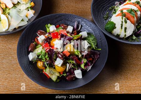 La salade grecque ou la salade horiatiki est une salade de cuisine grecque. La salade grecque est faite avec des morceaux de tomates, des tranches de concombres, de l'oignon, du fromage feta et de l'oli Banque D'Images