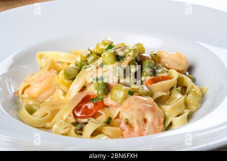 Tagliatelle italienne aux asperges et crevettes ou scampi, sauce à la crème à l'aneth. Cuisine fraîche concept de restauration Banque D'Images