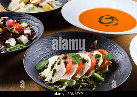 La salade grecque ou la salade horiatiki est une salade de cuisine grecque. La salade grecque est faite avec des morceaux de tomates, des tranches de concombres, de l'oignon, du fromage feta et de l'oli Banque D'Images