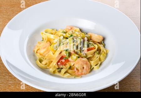 Tagliatelle italienne aux asperges et crevettes ou scampi, sauce à la crème à l'aneth. Cuisine fraîche concept de restauration Banque D'Images