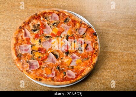 Pizza capricciosa est un style de pizza dans la cuisine italienne préparée avec le fromage mozzarella, le jambon italien, les champignons, l'artichaut et la tomate, comestibles mu Banque D'Images