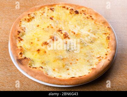 Quattro formaggi est une variété de pizzas italiennes surmontée d'une combinaison de quatre sortes de fromages : mozzarella, gorgonzola, parmesan, taleggio Banque D'Images