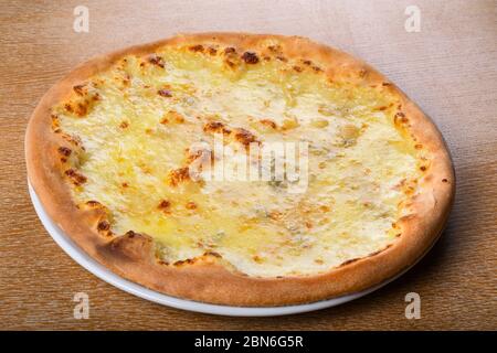 Quattro formaggi est une variété de pizzas italiennes surmontée d'une combinaison de quatre sortes de fromages : mozzarella, gorgonzola, parmesan, taleggio Banque D'Images