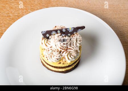 Tiramisu est un dessert italien aromatisé au café. Il est fait de ladyfings trempés dans le café, superposés avec un mélange fouetté d'oeufs, de sucre, et de mascarpe Banque D'Images