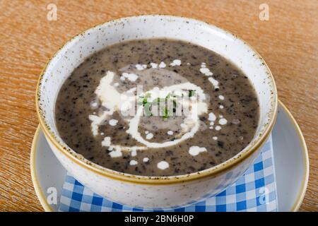 Soupe à la crème de champignons. Soupe à la crème chanterelle sur fond de bois, mise au point sélective Banque D'Images