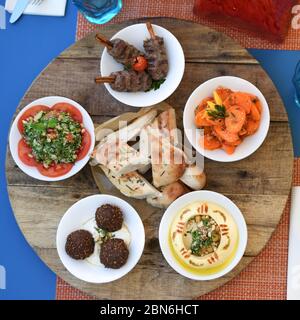 Sélection d'hors-d'œuvre de la Méditerranée orientale. Repas de restauration buffet de produits frais Restauration concept de partage de repas Banque D'Images