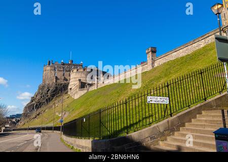 Château d'Édimbourg depuis Castle Wynd North Steps Banque D'Images