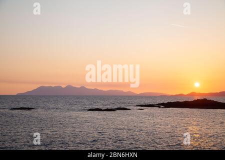 Coucher de soleil sur l'île de Rum depuis le port de Mallaig sur la côte ouest de l'Écosse Banque D'Images