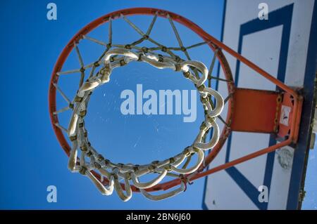 abandonné panier de basket-ball pendant la quarantaine du coronavirus, vu ci-dessous, avec une toile d'araignée au milieu Banque D'Images