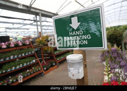 Un poste de désinfection des mains à l'intérieur de Sherfield de Capital Gardens, sur le Loddon Garden Center près de Basingstoke, Hampshire, le premier jour de détente pour certaines restrictions de confinement en Angleterre. Banque D'Images